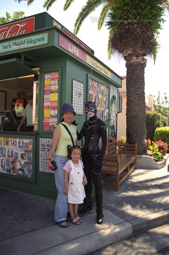 西方人,儿童,三个人,家庭,母亲,女儿,家,站,竖图,室外,白天,正面,度假,纯洁,美景,植物,城市风光,城市,棕榈树,叶子,欧洲,澳大利亚,欧洲人,阴影,服装,光线,影子,房屋,屋子,景观,绿叶,注视,休闲装,娱乐,楼房,住宅,树,树木,小孩,衣服,绿色,阳光,自然,观察,看,站着,享受,休闲,温暖,温馨,母女,一家人,休闲服,嫩叶,景色,放松,可爱,母爱,童年,童趣,服饰,生长,成长,观看,和睦,察看,衣着,穿着,关注,大洋洲,澳洲,表演服,演出服,童真,烂漫,无邪,棕榈叶,黄金海岸,昆士兰州,南方大陆,澳大利亚联邦,昆士兰,衣饰,澳大利亚黄金海岸,道具服,天真,男人,男性,年轻男性,年轻女性,女孩,女人,女性,白种人,孩子,年轻人,叶,叶片,棕树,棕榈,站立,彩图,全身,房子,冲浪者天堂,华纳电影世界,华纳兄弟电影世界,融洽,女生,shzwj1