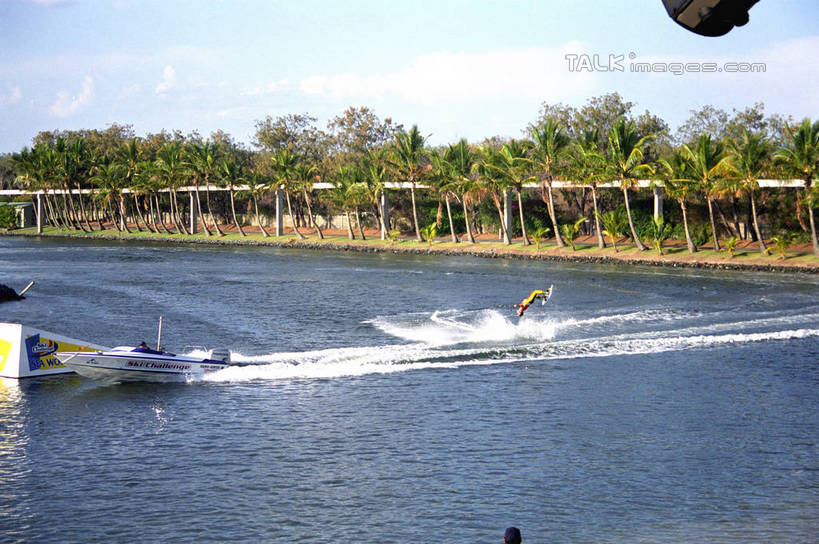 无人,横图,俯视,室外,白天,旅游,度假,海浪,海洋,美景,沙滩,水,植物,船,棕榈树,叶子,澳大利亚,阴影,飞溅,溅,光线,沙子,液体,影子,海岸,景观,浪花,水滴,云,云朵,游艇,绿叶,沙地,云彩,娱乐,水珠,树,树木,蓝色,绿色,白云,蓝天,天空,阳光,自然,海水,交通工具,天,享受,休闲,嫩叶,景色,放松,生长,晴朗,成长,喷洒,自然风光,载具,大洋洲,澳洲,海景,棕榈叶,黄金海岸,昆士兰州,南方大陆,澳大利亚联邦,昆士兰,澳大利亚黄金海岸,叶,叶片,大海,风浪,海,海水的波动,海滩,近岸浪,涌浪,晴空,棕树,棕榈,彩图,高角度拍摄,冲浪者天堂,华纳电影世界,华纳兄弟电影世界,shzwj1