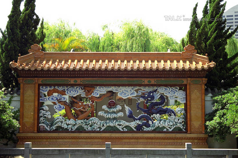 无人,横图,室外,白天,正面,旅游,度假,绘画,成功,植物,标志建筑,地标,建筑,雕塑,澳大利亚,阴影,艺术,装饰,光线,龙,雕刻,雕像,浮雕,瓦片,影子,屋顶,顶棚,瓦,文化,娱乐,建设,树,树木,蓝色,绿色,蓝天,天空,阳光,自然,工艺品,天,享受,休闲,旅游胜地,放松,建造,生长,晴朗,成长,纪念,美术,高贵,主题,图腾,大洋洲,悉尼,传说,澳洲,陈列,屋瓦,万里无云,南方大陆,首府,功能,美学,祥瑞,澳大利亚联邦,雪梨,灵兽,权势,尊荣,新州,新南威尔士,新南威尔士州,达令港,情人港,幸运,晴空,晴空万里,画画,彩图,悉尼谊园,shzwj1