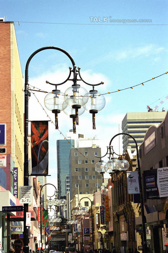 无人,高楼大厦,竖图,室外,白天,仰视,旅游,度假,办公楼,标志建筑,大厦,地标,建筑,路灯,摩天大楼,写字楼,照明,澳大利亚,阴影,光线,影子,云,云朵,唐人街,灯光,云彩,娱乐,建设,灯,蓝色,白云,蓝天,天空,阳光,楼宇,天,享受,休闲,旅游胜地,商务楼,放松,晴朗,照亮,照明设备,大洋洲,澳洲,墨尔本,南方大陆,首府,澳大利亚联邦,维多利亚,维多利亚州,新金山,晴空,彩图,低角度拍摄,大楼,高层建筑,高楼,摩天楼,墨尔本唐人街,墨尔本中央商业区,shzwj1