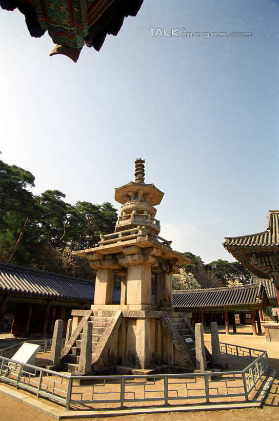 无人,寺庙,竖图,室外,白天,仰视,旅游,度假,名胜古迹,植物,标志建筑,地标,建筑,韩国,亚洲,阴影,节日,遗迹,光线,影子,燃烧,古迹,文化,文物,娱乐,建设,古建筑,树,树木,蓝色,绿色,蓝天,天空,阳光,自然,香火,庙宇,天,祈祷,享受,休闲,健康,旅游胜地,放松,许愿,宗教,信仰,生长,晴朗,成长,纪念,祈求,古文明,东亚,大邱,海印寺,万里无云,大韩民国,广域市,大丘,大邱市,大邱广域市,平安,晴空,晴空万里,彩图,低角度拍摄,庙,寺,shzwj1