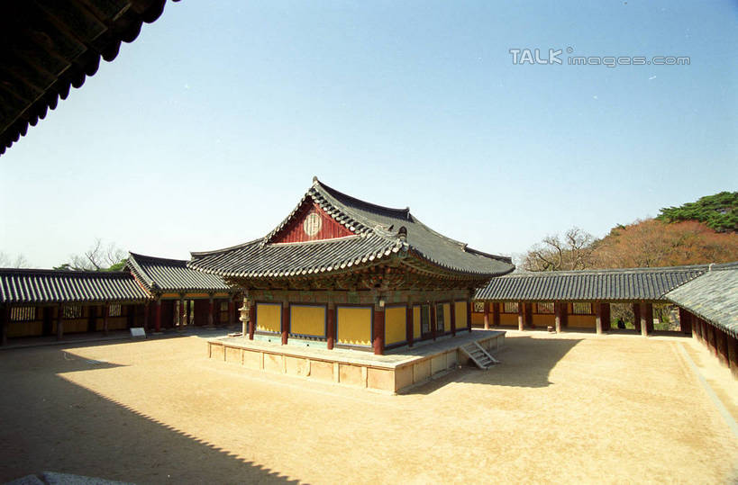 无人,寺庙,横图,室外,白天,仰视,旅游,度假,名胜古迹,植物,标志建筑,地标,建筑,庆州,韩国,亚洲,阴影,节日,遗迹,光线,影子,燃烧,古迹,文化,文物,娱乐,建设,古建筑,树,树木,蓝色,绿色,蓝天,天空,阳光,自然,香火,庙宇,天,祈祷,享受,休闲,健康,旅游胜地,放松,许愿,宗教,信仰,生长,晴朗,成长,纪念,祈求,古文明,东亚,佛国寺,万里无云,大韩民国,庆尚北道,庆州市,平安,晴空,晴空万里,彩图,低角度拍摄,庙,寺,道,shzwj1