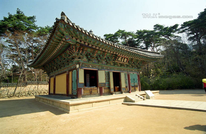 无人,寺庙,横图,室外,白天,仰视,旅游,度假,名胜古迹,植物,标志建筑,地标,建筑,庆州,韩国,亚洲,阴影,节日,遗迹,光线,影子,燃烧,古迹,文化,文物,娱乐,建设,古建筑,树,树木,蓝色,绿色,蓝天,天空,阳光,自然,香火,庙宇,天,祈祷,享受,休闲,健康,旅游胜地,放松,许愿,宗教,信仰,生长,晴朗,成长,纪念,祈求,古文明,东亚,佛国寺,万里无云,大韩民国,庆尚北道,庆州市,平安,晴空,晴空万里,彩图,低角度拍摄,庙,寺,道,shzwj1