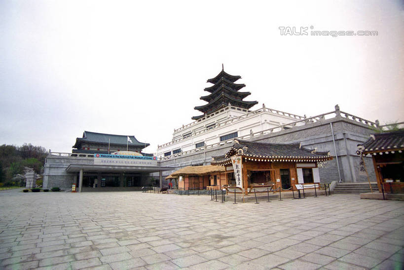 无人,博物馆,宫殿,横图,室外,白天,仰视,旅游,度假,植物,标志建筑,地标,建筑,景福宫,首尔,汉城,韩国,亚洲,阴影,研究,光线,影子,首都,教育,娱乐,建设,树,树木,蓝色,绿色,蓝天,天空,阳光,自然,天,享受,休闲,旅游胜地,放松,生长,晴朗,成长,展览,欣赏,陈列,东亚,国立民俗博物馆,万里无云,大韩民国,首尔市,首尔特别市,特别市,北阙,王宫,典藏,晴空,晴空万里,彩图,低角度拍摄,韩国国立民俗博物馆,shzwj1