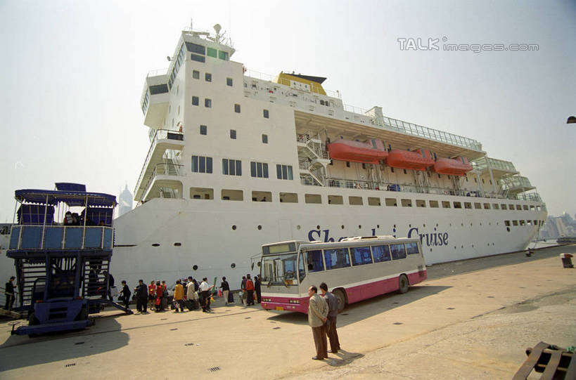 东方人,走,横图,室外,白天,正面,度假,美景,城市风光,城市,轮船,船,公共汽车,上海,中国,亚洲,行人,游客,游人,阴影,服装,光线,影子,景观,巴士,公交车,许多人,注视,休闲装,黄种人,娱乐,虹口区,路人,旅客,车,衣服,蓝色,蓝天,天空,阳光,交通工具,天,观察,看,一群人,享受,休闲,休闲服,景色,放松,服饰,晴朗,观看,申,察看,关注,载具,东亚,上海市,万里无云,中华人民共和国,沪,华东地区,过客,男人,男性,年轻男性,年轻女性,女人,女性,亚洲人,晴空,晴空万里,步行,散步,走路,半身,彩图,上海国际客运中心,东大名路,shzwj1