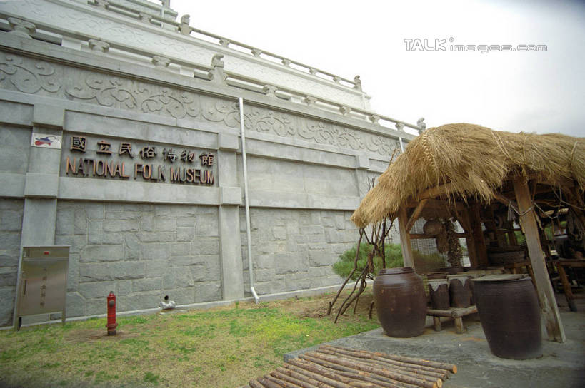 无人,博物馆,家,木屋,宫殿,横图,室外,白天,仰视,旅游,度假,草地,草坪,植物,标志建筑,地标,建筑,景福宫,首尔,汉城,韩国,亚洲,阴影,研究,光线,影子,首都,教育,娱乐,建设,住宅,草,树,树木,蓝色,绿色,蓝天,天空,阳光,自然,天,享受,休闲,旅游胜地,放松,生长,晴朗,成长,展览,欣赏,陈列,东亚,国立民俗博物馆,万里无云,大韩民国,首尔市,首尔特别市,特别市,北阙,王宫,典藏,晴空,晴空万里,彩图,低角度拍摄,茅舍,茅屋,棚屋,小木屋,小屋,韩国国立民俗博物馆,shzwj1