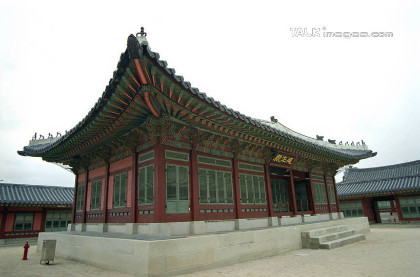 无人,博物馆,横图,室外,白天,仰视,旅游,度假,名胜古迹,标志建筑,地标,建筑,庆州,韩国,亚洲,阴影,研究,遗迹,光线,瓦片,影子,屋顶,教育,顶棚,瓦,古迹,文物,娱乐,建设,古建筑,蓝色,蓝天,天空,阳光,天,享受,休闲,旅游胜地,放松,建造,晴朗,展览,欣赏,陈列,古文明,东亚,屋瓦,佛国寺,万里无云,大韩民国,庆尚北道,庆州市,典藏,晴空,晴空万里,彩图,低角度拍摄,道,shzwj1