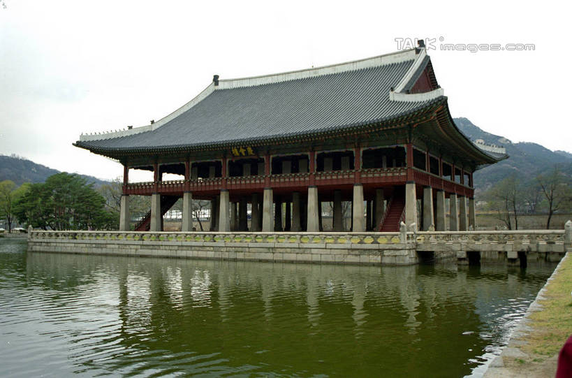 无人,博物馆,横图,室外,白天,仰视,旅游,度假,草地,草坪,河流,石头,名胜古迹,山,山脉,水,植物,标志建筑,地标,建筑,雕塑,庆州,韩国,亚洲,阴影,波纹,研究,遗迹,艺术,装饰,光线,标志,雕刻,牌匾,石子,文字,影子,字符,河水,山顶,山峰,水流,涟漪,山峦,教育,古迹,文化,文物,娱乐,标识,建设,古建筑,草,树,树木,蓝色,绿色,倒影,蓝天,水纹,天空,阳光,自然,工艺品,波浪,群山,天,享受,休闲,汉字,旅游胜地,放松,生长,晴朗,成长,纪念,展览,美术,倒映,欣赏,中文,主题,陈列,古文明,东亚,佛国寺,万里无云,水晕,功能,美学,国文,华文,大韩民国,庆尚北道,庆州市,颠峰,极峰,反照,典藏,石块,晴空,晴空万里,彩图,低角度拍摄,道,shzwj1