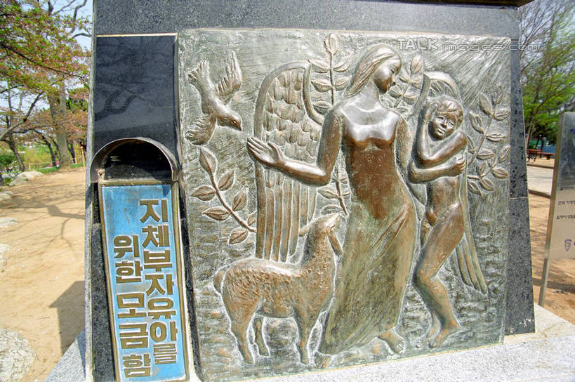 东方人,无人,两个人,站,横图,室外,白天,正面,旅游,度假,绘画,友谊,植物,标志建筑,地标,建筑,鸽子,鸟,雕塑,韩国,亚洲,阴影,艺术,装饰,光线,鸟类,雕刻,雕像,浮雕,影子,黄种人,文化,娱乐,建设,树,树木,蓝色,绿色,蓝天,天空,阳光,自然,工艺品,天,站着,享受,休闲,旅游胜地,放松,生长,晴朗,成长,纪念,美术,象征,主题,和平,陈列,东亚,大邱,万里无云,功能,美学,大韩民国,广域市,大丘,大邱市,大邱广域市,信使,年轻女性,女人,女性,亚洲人,晴空,晴空万里,画画,站立,半身,彩图,浅浮雕,shzwj1