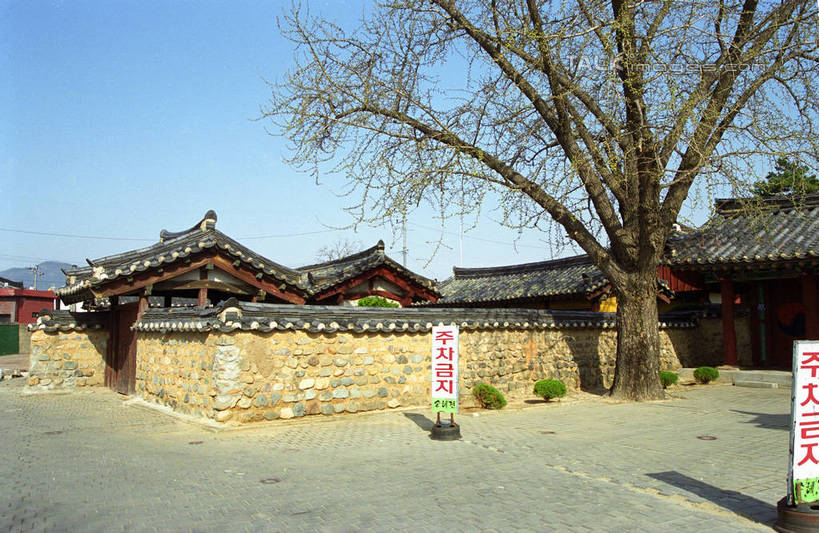 无人,家,横图,室外,白天,正面,旅游,度假,植物,标志建筑,道路,地标,建筑,路,公路,庆州,韩国,亚洲,阴影,光线,瓦片,影子,房屋,屋顶,屋子,交通,顶棚,瓦,娱乐,建设,楼房,住宅,树,树木,蓝色,绿色,蓝天,天空,阳光,自然,天,享受,休闲,旅游胜地,放松,建造,生长,晴朗,成长,东亚,屋瓦,万里无云,大韩民国,庆尚北道,庆州市,晴空,晴空万里,马路,彩图,房子,道,shzwj1