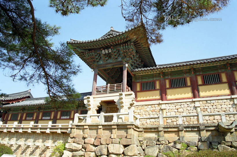 无人,寺庙,横图,室外,白天,仰视,旅游,度假,名胜古迹,植物,标志建筑,地标,建筑,庆州,韩国,亚洲,阴影,节日,遗迹,光线,瓦片,影子,屋顶,燃烧,顶棚,瓦,古迹,文化,文物,娱乐,建设,古建筑,树,树木,蓝色,绿色,蓝天,天空,阳光,自然,香火,庙宇,天,祈祷,享受,休闲,健康,旅游胜地,放松,许愿,宗教,建造,信仰,生长,晴朗,成长,纪念,祈求,古文明,东亚,屋瓦,佛国寺,万里无云,大韩民国,庆尚北道,庆州市,平安,晴空,晴空万里,彩图,低角度拍摄,庙,寺,道,shzwj1