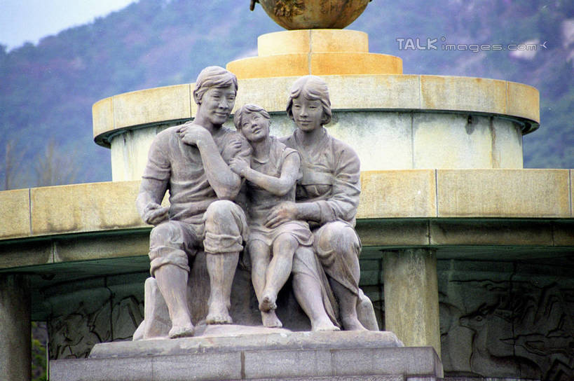 东方人,儿童,无人,三个人,家庭,夫妻,母亲,父亲,儿子,坐,横图,室外,白天,正面,爱情,旅游,度假,纯洁,石头,美景,山,山脉,标志建筑,地标,建筑,雕塑,青瓦台,首尔,汉城,韩国,亚洲,阴影,服装,艺术,装饰,光线,雕刻,雕像,石子,影子,景观,山顶,山峰,山峦,首都,浪漫,注视,休闲装,黄种人,娱乐,建设,小孩,衣服,蓝色,蓝天,天空,阳光,自然,工艺品,群山,天,观察,看,享受,休闲,温暖,温馨,父子,母子,三口之家,一家人,休闲服,旅游胜地,景色,恩爱,放松,父爱,可爱,母爱,童年,童趣,恋人,服饰,晴朗,观看,纪念,美术,和睦,察看,官邸,关注,自然风光,主题,陈列,童真,东亚,烂漫,无邪,万里无云,功能,美学,大韩民国,首尔市,首尔特别市,特别市,钟路区,世宗路,颠峰,极峰,天真,男孩,男人,男性,年轻男性,年轻女性,女人,女性,亚洲人,孩子,年轻人,夫妇,情侣,石块,晴空,晴空万里,坐着,彩图,全身,伴侣,融洽,男生,shzwj1