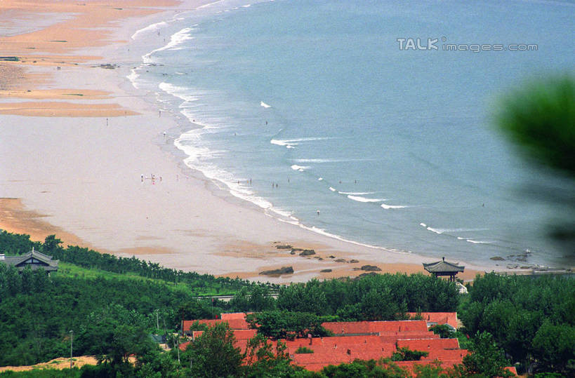 无人,横图,俯视,室外,白天,旅游,度假,海浪,海洋,美景,森林,沙滩,树林,植物,中国,亚洲,阴影,光线,沙子,影子,海岸,景观,浪花,沙地,娱乐,蓬莱,山东,烟台,树,树木,绿色,阳光,自然,海水,享受,休闲,景色,放松,生长,成长,自然风光,海景,东亚,山东省,中华人民共和国,华东地区,鲁,烟台市,大海,风浪,海,海水的波动,海滩,近岸浪,涌浪,彩图,高角度拍摄,蓬莱市,shzwj1