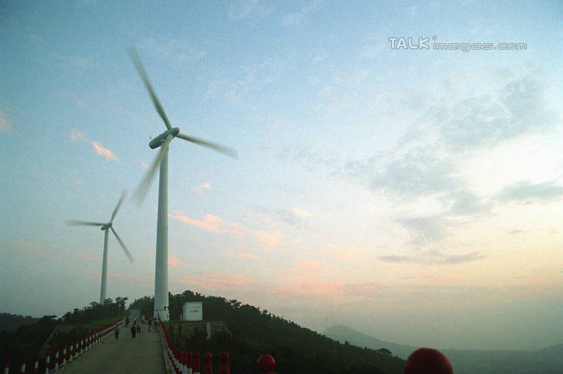 无人,横图,室外,白天,正面,旅游,度假,农业,风能,风力发电机,海浪,海洋,石头,美景,日落,森林,山,山脉,树林,植物,风车,中国,亚洲,阴影,环保,电力,光线,石子,影子,景观,浪花,山顶,山峰,晚霞,霞光,落日,山峦,娱乐,设备,山东,烟台,树,树木,绿色,阳光,自然,海水,黄昏,群山,享受,休闲,发电,机械,景色,彩霞,放松,工业,生长,能源,成长,资源,风力机,自然风光,海景,利用,低碳,东亚,山东省,长岛,中华人民共和国,华东地区,鲁,烟台市,颠峰,极峰,夕照,薄暮,风力发电,风力涡轮机,大海,风浪,海,海水的波动,近岸浪,石块,涌浪,夕阳,彩图,傍晚,沙门岛,庙岛群岛,长山列岛,长岛县,斜阳,shzwj1