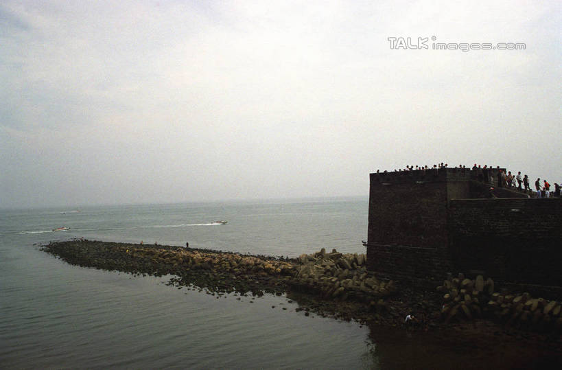 无人,横图,室外,白天,正面,旅游,度假,灌溉,海浪,海洋,美景,标志建筑,地标,建筑,中国,亚洲,蓄水,阴影,光线,影子,景观,浪花,水平线,辽阔,海平线,娱乐,建设,蓬莱,山东,烟台,水坝,水库,蓝色,蓝天,天空,阳光,自然,海水,天,享受,休闲,广阔,发电,旅游胜地,景色,放松,晴朗,一望无际,自然风光,海景,东亚,坝,山东省,航运,万里无云,中华人民共和国,华东地区,鲁,烟台市,防洪,供水,水力发电,无边无际,一马平川,大海,风浪,海,海水的波动,近岸浪,涌浪,晴空,晴空万里,彩图,蓬莱水城,蓬莱市,水天相接,水天一线,shzwj1