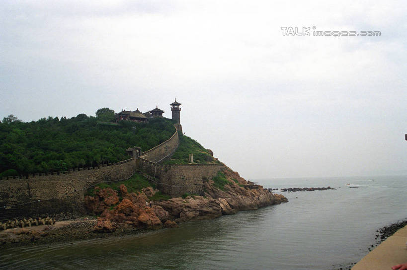 无人,横图,室外,白天,正面,旅游,度假,海浪,海洋,石头,美景,森林,山,山脉,树林,植物,标志建筑,地标,建筑,中国,亚洲,阴影,光线,石子,影子,景观,浪花,山顶,山峰,水平线,辽阔,海平线,山峦,娱乐,建设,蓬莱,山东,烟台,树,树木,蓝色,绿色,蓝天,天空,阳光,自然,海水,群山,天,享受,休闲,广阔,旅游胜地,景色,放松,生长,晴朗,成长,一望无际,自然风光,海景,东亚,山东省,万里无云,中华人民共和国,华东地区,鲁,烟台市,无边无际,一马平川,颠峰,极峰,大海,风浪,海,海水的波动,近岸浪,石块,涌浪,晴空,晴空万里,彩图,蓬莱水城,蓬莱市,水天相接,水天一线,shzwj1