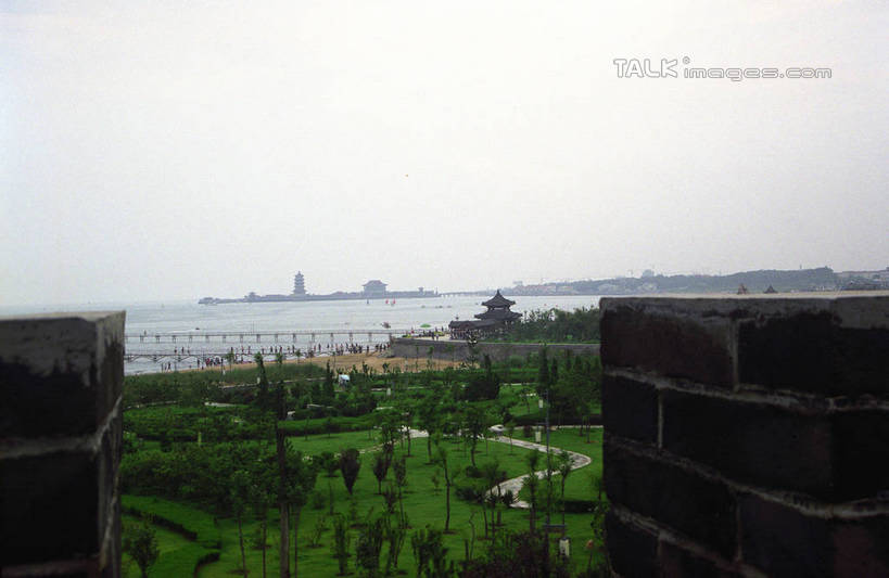 无人,横图,室外,白天,正面,旅游,度假,海浪,海洋,美景,森林,沙滩,树林,植物,标志建筑,地标,建筑,中国,亚洲,阴影,光线,沙子,影子,海岸,景观,浪花,沙地,娱乐,建设,蓬莱,山东,烟台,树,树木,蓝色,绿色,蓝天,天空,阳光,自然,海水,天,享受,休闲,旅游胜地,景色,放松,生长,晴朗,成长,自然风光,海景,东亚,山东省,万里无云,中华人民共和国,华东地区,鲁,烟台市,大海,风浪,海,海水的波动,海滩,近岸浪,涌浪,晴空,晴空万里,彩图,蓬莱水城,蓬莱市,shzwj1