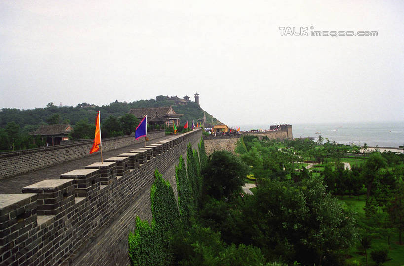 无人,横图,室外,白天,正面,旅游,度假,海浪,海洋,石头,美景,森林,山,山脉,树林,植物,标志建筑,地标,建筑,中国,亚洲,阴影,光线,石子,影子,墙,景观,浪花,山顶,山峰,山峦,娱乐,建设,蓬莱,山东,烟台,墙壁,墙面,树,树木,蓝色,绿色,蓝天,天空,阳光,自然,海水,群山,天,享受,休闲,旅游胜地,景色,放松,生长,晴朗,成长,自然风光,海景,东亚,山东省,万里无云,中华人民共和国,华东地区,鲁,烟台市,颠峰,极峰,大海,风浪,海,海水的波动,近岸浪,石块,涌浪,晴空,晴空万里,彩图,蓬莱水城,蓬莱市,shzwj1