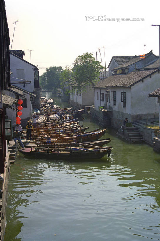 无人,家,竖图,室外,白天,正面,旅游,度假,河流,名胜古迹,水,植物,标志建筑,地标,建筑,船,周庄,中国,亚洲,阴影,波纹,遗迹,光线,影子,房屋,屋子,河水,水流,木船,涟漪,古迹,文物,娱乐,建设,古建筑,江苏,楼房,住宅,树,树木,蓝色,绿色,倒影,蓝天,水纹,天空,阳光,自然,交通工具,波浪,天,享受,休闲,旅游胜地,放松,生长,晴朗,成长,倒映,舟,载具,古文明,东亚,江苏省,昆山,昆山市,周庄镇,万里无云,中华人民共和国,华东地区,苏,水晕,中国第一水乡,反照,鹿城,贞丰里,晴空,晴空万里,彩图,房子,shzwj1