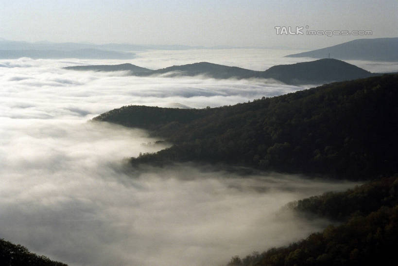 无人,横图,室外,白天,正面,旅游,度假,石头,美景,山,山脉,雾,中国,亚洲,阴影,朦胧,模糊,光线,石子,影子,景观,山顶,山峰,山峦,娱乐,蓝色,蓝天,天空,阳光,自然,群山,天,享受,休闲,景色,放松,晴朗,黑,迷雾,自然风光,东亚,黑龙江,黑龙江省,伊春,万里无云,中华人民共和国,东北地区,伊春市,颠峰,极峰,石块,大雾,晴空,晴空万里,彩图,shzwj1