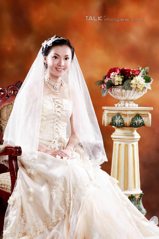 东方人,一个人,新娘,坐,笑,微笑,露齿笑,竖图,室内,白天,正面,婚纱,婚礼,快乐,项链,椅子,亚洲,仅一个年轻女性,仅一个女性,仅一个人,握,头纱,庆祝,盛开,结婚,花蕾,注视,黄种人,装饰品,花,花瓣,花朵,鲜花,背景墙,饰品,首饰,花苞,花蕊,观察,看,喜庆,握着,观看,纪念,装饰墙,察看,关注,年轻女性,女人,女性,亚洲人,坐着,半身,彩图,婚礼服,礼服,高兴,婚礼头纱,shzxh1