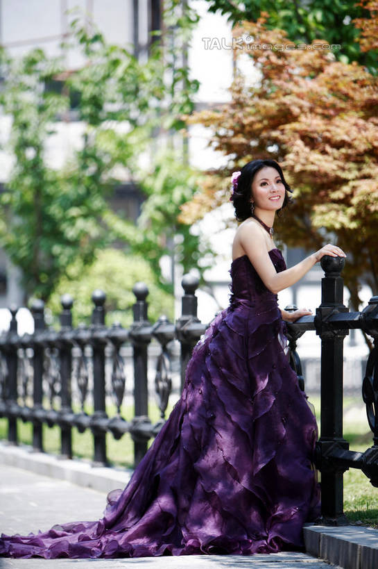 东方人,一个人,新娘,栏杆,站,笑,微笑,竖图,室外,白天,侧面,婚纱,婚礼,快乐,草地,草坪,植物,项链,亚洲,仅一个年轻女性,仅一个女性,仅一个人,阴影,庆祝,光线,影子,围栏,结婚,扭头,注视,黄种人,护栏,装饰品,草,树,树木,绿色,紫色,阳光,自然,饰品,首饰,扶,观察,看,站着,转头,喜庆,生长,成长,观看,纪念,察看,扶着,关注,年轻女性,女人,女性,亚洲人,站立,彩图,全身,婚礼服,礼服,高兴,shzxh1