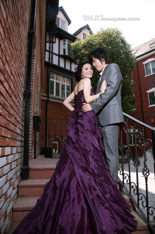 东方人,两个人,家庭,夫妻,新娘,新郎,家,栏杆,站,抱,笑,微笑,竖图,室外,白天,仰视,婚纱,西装,爱情,婚礼,快乐,植物,别墅,楼梯,亚洲,阴影,套装,正装,庆祝,光线,扶手,影子,房屋,阶梯,屋子,公寓,结婚,浪漫,扭头,注视,职业装,黄种人,洋房,护栏,楼房,台阶,住宅,树,树木,绿色,紫色,阳光,自然,观察,看,站着,转头,温暖,温馨,喜庆,一家人,恩爱,恋人,生长,成长,抱着,观看,纪念,和睦,察看,搂着,关注,男人,男性,年轻男性,年轻女性,女人,女性,亚洲人,年轻人,夫妇,情侣,怀抱,搂,搂抱,相抱,拥抱,站立,半身,彩图,低角度拍摄,婚礼服,礼服,高兴,房子,伴侣,融洽,shzxh1