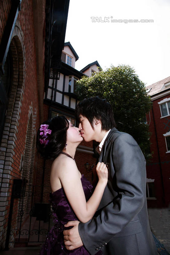 东方人,两个人,家庭,夫妻,新娘,新郎,家,站,抱,吻,竖图,室外,白天,侧面,婚纱,西装,爱情,婚礼,快乐,植物,别墅,项链,亚洲,阴影,套装,正装,庆祝,装饰,盛开,光线,影子,房屋,墙,屋子,公寓,结婚,浪漫,花蕾,职业装,黄种人,洋房,楼房,墙壁,墙面,住宅,装饰品,花,花瓣,花朵,鲜花,树,树木,绿色,紫色,阳光,自然,饰品,首饰,花苞,花蕊,站着,温暖,温馨,喜庆,一家人,恩爱,恋人,生长,成长,抱着,纪念,华丽,修饰,点缀,和睦,搂着,衬托,美观,雅致,雅观,男人,男性,年轻男性,年轻女性,女人,女性,亚洲人,年轻人,夫妇,情侣,怀抱,接吻,搂,搂抱,亲,亲吻,亲嘴,相抱,拥抱,站立,半身,彩图,婚礼服,礼服,高兴,房子,伴侣,融洽,shzxh1