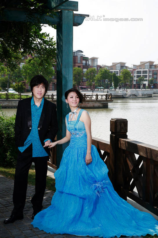 东方人,两个人,家庭,夫妻,新娘,新郎,家,栏杆,站,握手,笑,微笑,露齿笑,竖图,室外,白天,正面,婚纱,西装,爱情,婚礼,快乐,河流,水,植物,别墅,亚洲,阴影,套装,正装,庆祝,光线,影子,房屋,屋子,河水,水流,公寓,围栏,结婚,浪漫,注视,职业装,黄种人,洋房,护栏,楼房,住宅,树,树木,蓝色,绿色,阳光,自然,观察,看,站着,温暖,温馨,喜庆,一家人,恩爱,恋人,生长,成长,观看,纪念,和睦,察看,关注,男人,男性,年轻男性,年轻女性,女人,女性,亚洲人,年轻人,夫妇,情侣,搀手,拉手,手搀手,手拉手,手牵手,手握手,站立,彩图,全身,婚礼服,礼服,高兴,房子,伴侣,融洽,shzxh1