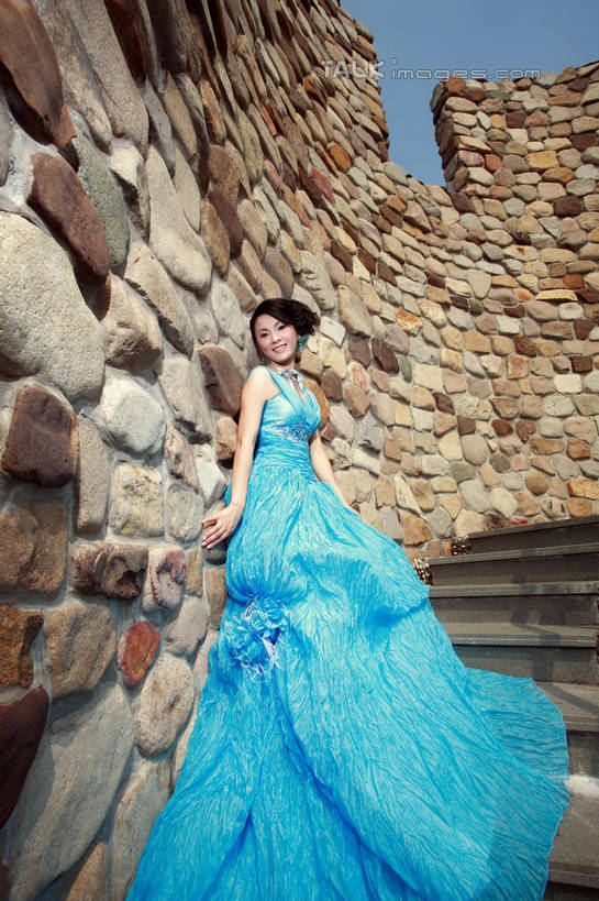 东方人,一个人,新娘,栏杆,站,竖图,室外,白天,仰视,婚纱,婚礼,快乐,石头,楼梯,亚洲,仅一个年轻女性,仅一个女性,仅一个人,阴影,庆祝,光线,扶手,石子,影子,阶梯,墙,结婚,扭头,注视,黄种人,护栏,墙壁,墙面,台阶,蓝色,蓝天,天空,阳光,天,观察,看,靠,靠着,倚靠,站着,转头,喜庆,晴朗,观看,纪念,察看,倚着,关注,万里无云,年轻女性,女人,女性,亚洲人,石块,晴空,晴空万里,站立,彩图,低角度拍摄,全身,婚礼服,礼服,高兴,shzxh1