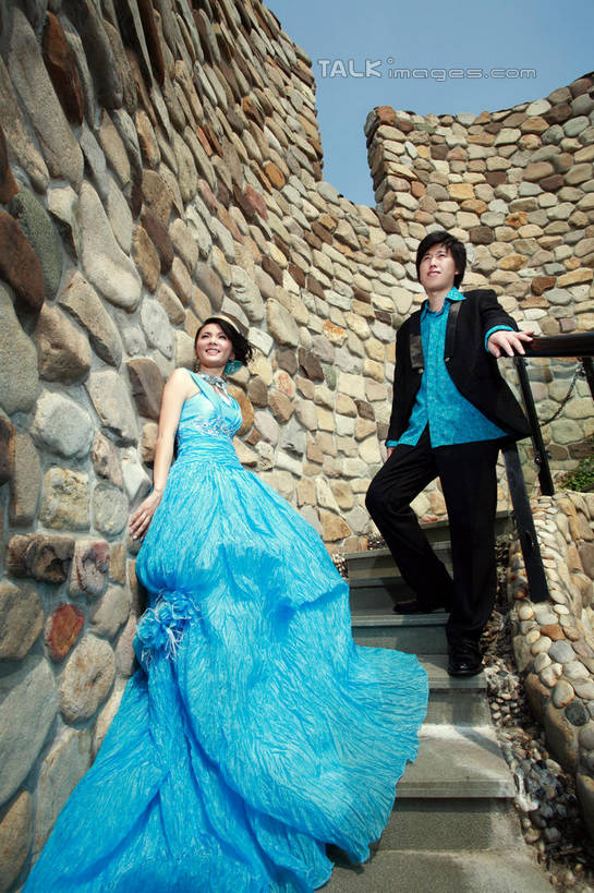 东方人,两个人,家庭,夫妻,新娘,新郎,栏杆,站,竖图,室外,白天,仰视,婚纱,西装,爱情,婚礼,快乐,石头,楼梯,亚洲,阴影,套装,正装,庆祝,光线,扶手,石子,影子,阶梯,墙,结婚,浪漫,扭头,注视,职业装,黄种人,护栏,墙壁,墙面,台阶,蓝色,蓝天,天空,阳光,天,观察,看,靠,靠着,倚靠,站着,转头,温暖,温馨,喜庆,一家人,恩爱,恋人,晴朗,观看,纪念,和睦,察看,倚着,关注,万里无云,男人,男性,年轻男性,年轻女性,女人,女性,亚洲人,年轻人,夫妇,情侣,石块,晴空,晴空万里,站立,彩图,低角度拍摄,全身,婚礼服,礼服,高兴,伴侣,融洽,shzxh1