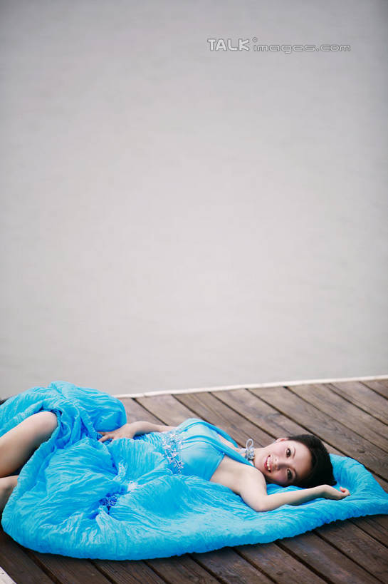 东方人,一个人,新娘,码头,躺,笑,微笑,竖图,俯视,室外,白天,婚纱,婚礼,快乐,河流,水,港口,亚洲,仅一个年轻女性,仅一个女性,仅一个人,庆祝,木板,河水,水流,桥,木桥,结婚,注视,黄种人,栈桥,蓝色,观察,看,喜庆,观看,纪念,人行桥,木板桥,察看,关注,卧着,年轻女性,女人,女性,亚洲人,躺着,卧,半身,彩图,高角度拍摄,婚礼服,礼服,高兴,摆渡口,埠头,渡口,渡头,港湾,海港,货运码头,口岸,商港,shzxh1