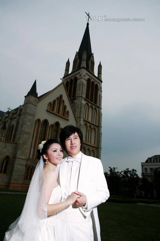 东方人,两个人,家庭,夫妻,新娘,新郎,教堂,站,握手,笑,微笑,竖图,室外,白天,仰视,婚纱,西装,爱情,婚礼,快乐,草地,草坪,植物,亚洲,阴影,套装,头纱,正装,节日,庆祝,光线,影子,云,云朵,结婚,浪漫,云彩,注视,职业装,黄种人,文化,草,蓝色,绿色,白云,蓝天,天空,阳光,天,观察,看,祈祷,站着,健康,温暖,温馨,喜庆,一家人,恩爱,许愿,恋人,宗教,信仰,晴朗,观看,纪念,祈求,和睦,察看,基督教,关注,天主教,信念,平安,男人,男性,年轻男性,年轻女性,女人,女性,亚洲人,年轻人,夫妇,情侣,晴空,搀手,拉手,手搀手,手拉手,手牵手,手握手,站立,半身,彩图,低角度拍摄,婚礼服,礼服,高兴,大教堂,礼拜堂,婚礼头纱,伴侣,融洽,shzxh1