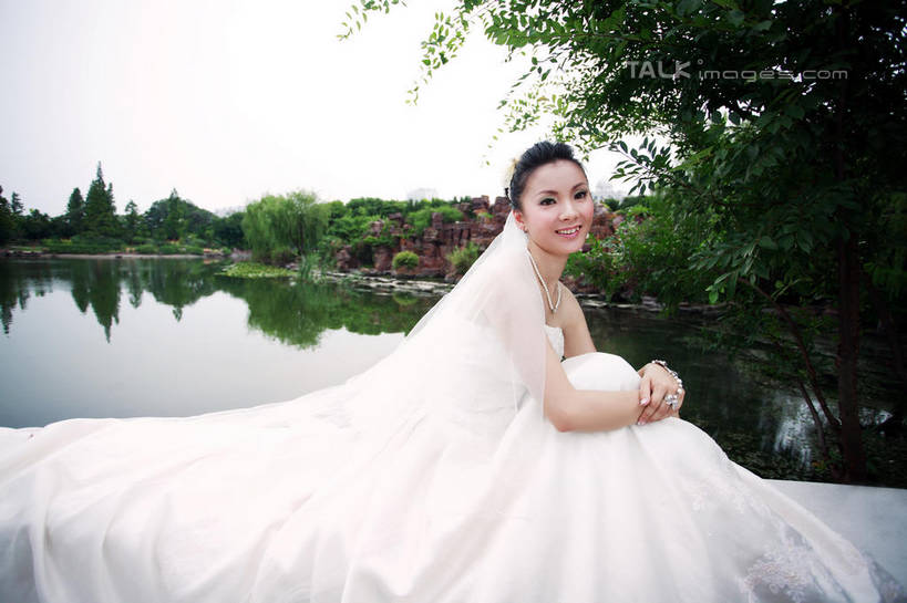 东方人,一个人,新娘,教堂,坐,笑,微笑,露齿笑,横图,室外,白天,侧面,婚纱,婚礼,快乐,草地,草坪,河流,水,植物,亚洲,仅一个年轻女性,仅一个女性,仅一个人,阴影,波纹,头纱,节日,庆祝,光线,影子,河水,水流,涟漪,结婚,扭头,注视,黄种人,文化,草,树,树木,蓝色,绿色,白色,倒影,蓝天,水纹,天空,阳光,自然,波浪,天,观察,看,祈祷,转头,健康,喜庆,许愿,宗教,信仰,生长,晴朗,成长,抱膝,观看,纪念,祈求,察看,倒映,基督教,关注,天主教,信念,万里无云,水晕,反照,平安,年轻女性,女人,女性,亚洲人,晴空,晴空万里,屈膝,坐着,半身,彩图,婚礼服,礼服,高兴,大教堂,礼拜堂,婚礼头纱,shzxh1