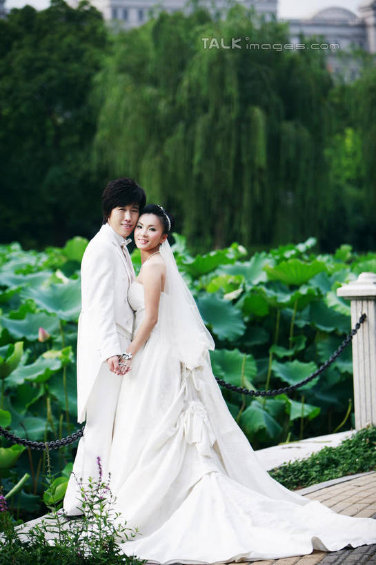 东方人,两个人,家庭,夫妻,新娘,新郎,站,握手,笑,微笑,竖图,室外,白天,侧面,婚纱,西装,爱情,婚礼,快乐,植物,叶子,亚洲,阴影,套装,头纱,正装,庆祝,光线,影子,池塘,水池,荷叶,结婚,浪漫,扭头,注视,职业装,黄种人,树,树木,绿色,阳光,自然,观察,看,站着,转头,温暖,温馨,喜庆,一家人,恩爱,恋人,生长,成长,观看,纪念,和睦,察看,关注,莲叶,男人,男性,年轻男性,年轻女性,女人,女性,亚洲人,年轻人,夫妇,情侣,叶,叶片,搀手,拉手,手搀手,手拉手,手牵手,手握手,站立,彩图,全身,婚礼服,礼服,高兴,婚礼头纱,伴侣,融洽,shzxh1