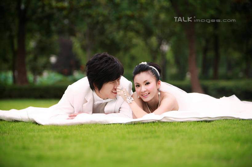 东方人,两个人,家庭,夫妻,新娘,新郎,笑,微笑,横图,室外,白天,正面,婚纱,西装,爱情,婚礼,快乐,草地,草坪,植物,亚洲,阴影,套装,头纱,正装,庆祝,光线,影子,结婚,浪漫,注视,职业装,黄种人,草,树,树木,绿色,白色,阳光,自然,观察,看,趴着,温暖,温馨,喜庆,一家人,恩爱,恋人,生长,成长,观看,纪念,和睦,察看,关注,男人,男性,年轻男性,年轻女性,女人,女性,亚洲人,年轻人,夫妇,情侣,趴,彩图,全身,婚礼服,礼服,高兴,婚礼头纱,伴侣,融洽,shzxh1