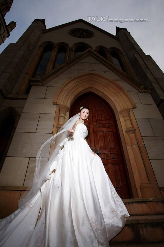 东方人,一个人,新娘,教堂,站,笑,微笑,竖图,室外,白天,仰视,婚纱,婚礼,快乐,亚洲,仅一个年轻女性,仅一个女性,仅一个人,阴影,头纱,节日,庆祝,光线,影子,墙,结婚,注视,黄种人,文化,墙壁,墙面,蓝色,白色,蓝天,天空,阳光,天,低头,观察,看,祈祷,站着,健康,喜庆,许愿,宗教,信仰,晴朗,观看,纪念,祈求,察看,基督教,关注,天主教,信念,万里无云,垂头,平安,年轻女性,女人,女性,亚洲人,晴空,晴空万里,站立,彩图,低角度拍摄,全身,婚礼服,礼服,高兴,大教堂,礼拜堂,婚礼头纱,shzxh1