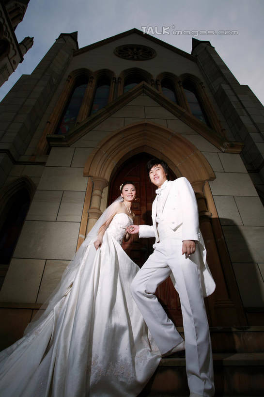 东方人,两个人,家庭,夫妻,新娘,新郎,教堂,站,笑,微笑,竖图,室外,白天,仰视,婚纱,西装,爱情,婚礼,快乐,亚洲,阴影,套装,头纱,正装,节日,庆祝,光线,影子,墙,结婚,浪漫,注视,职业装,黄种人,文化,墙壁,墙面,蓝色,白色,蓝天,天空,阳光,天,低头,观察,看,祈祷,站着,健康,温暖,温馨,喜庆,一家人,恩爱,许愿,恋人,宗教,信仰,晴朗,观看,纪念,祈求,和睦,察看,基督教,关注,天主教,信念,万里无云,垂头,平安,男人,男性,年轻男性,年轻女性,女人,女性,亚洲人,年轻人,夫妇,情侣,晴空,晴空万里,站立,彩图,低角度拍摄,全身,婚礼服,礼服,高兴,大教堂,礼拜堂,婚礼头纱,伴侣,融洽,shzxh1