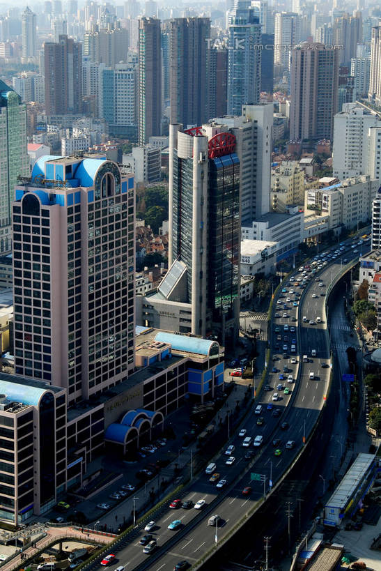 无人,高楼大厦,竖图,俯视,航拍,室外,白天,度假,美景,城市风光,标志建筑,城市,大厦,道路,地标,建筑,路,摩天大楼,公路,汽车,上海,中国,亚洲,许多,景观,高架,建筑群,交通,很多,娱乐,建设,车,交通工具,轿车,外滩,享受,休闲,景色,放松,虹桥机场,申,鸟瞰,载具,高架桥,黄浦区,东亚,长宁区,上海市,高架道路,跨线桥,中华人民共和国,沪,华东地区,虹桥路,上海虹桥国际机场,彩图,高角度拍摄,大楼,高层建筑,高楼,摩天楼,上海延安高架路,shzxz1