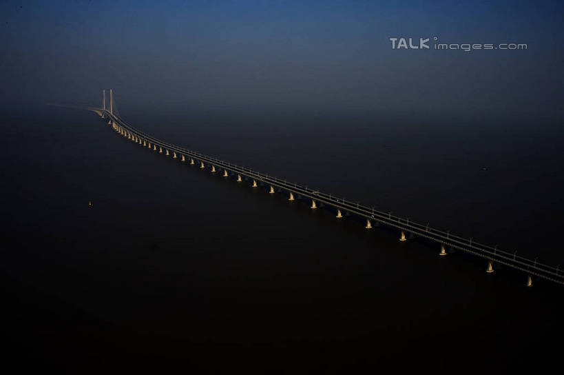 无人,横图,俯视,航拍,室外,白天,旅游,度假,日出,海浪,海洋,太阳,标志建筑,大桥,地标,建筑,立交桥,桥梁,上海,中国,亚洲,浪花,水平线,高架,斜拉桥,桥,辽阔,朝霞,晨曦,海平线,黎明,娱乐,建设,阳光,海水,沙洲,享受,休闲,广阔,旅游胜地,放松,一望无际,申,鸟瞰,海景,长江大桥,长江隧道,青草沙,东亚,上海长江隧桥,上海市,长兴岛,中华人民共和国,沪,华东地区,崇明县,无边无际,一马平川,大海,风浪,海,海水的波动,近岸浪,涌浪,朝阳,彩图,高角度拍摄,卯时,破晓,日始,冲积沙洲,固定沙,上海长江隧道,水天相接,水天一线,shzxz1