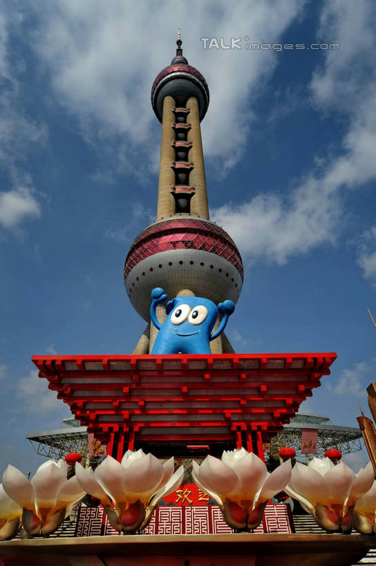 无人,竖图,室外,白天,仰视,度假,美景,城市风光,标志建筑,城市,地标,建筑,雕塑,上海,中国,亚洲,阴影,艺术,装饰,光线,雕刻,雕像,影子,景观,云,云朵,建筑群,云彩,娱乐,建设,东方明珠,浦东,蓝色,白云,蓝天,天空,阳光,工艺品,天,享受,休闲,上海世博馆,世博馆,中国国家馆,世博,景色,放松,晴朗,纪念,美术,申,主题,陈列,浦东新区,中国馆,东亚,东方明珠广播电视塔,东方明珠电视塔,上海市,中华人民共和国,沪,华东地区,功能,美学,晴空,彩图,低角度拍摄,shzxz1