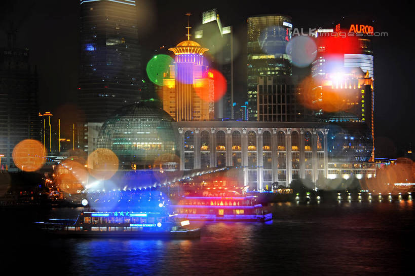 无人,高楼大厦,横图,彩色,室外,夜晚,正面,度假,河流,美景,水,城市风光,标志建筑,城市,大厦,地标,建筑,摩天大楼,霓虹灯,夜景,船,上海,中国,亚洲,一艘,阴影,朦胧,模糊,光线,图形,影子,河水,景观,水流,建筑群,灯光,游艇,七彩,几何,娱乐,光源,建设,浦东,霓虹,灯,交通工具,享受,休闲,球体,景色,放松,申,照明设备,数学,载具,国际会展中心,浦东新区,东亚,上海市,中华人民共和国,沪,华东地区,氖灯,彩图,大楼,高层建筑,高楼,摩天楼,几何图形,立体几何,立体图形,上海国际会展中心,shzxz1