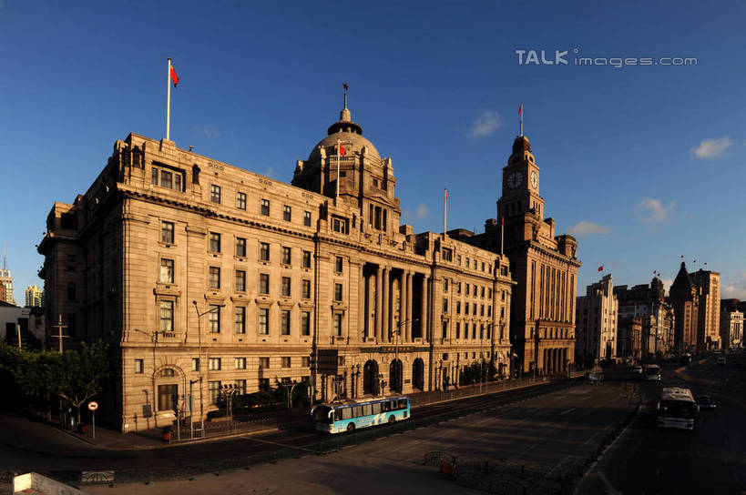 无人,横图,室外,白天,仰视,度假,美景,城市风光,标志建筑,城市,道路,地标,建筑,路,公路,旗帜,上海,中国,亚洲,阴影,光线,旗杆,影子,景观,云,云朵,建筑群,交通,云彩,娱乐,旗子,建设,黄浦江,蓝色,白云,蓝天,天空,阳光,外滩,天,享受,休闲,景色,放松,晴朗,申,黄浦区,东亚,上海海关大楼,海关大楼,中山东一路,上海市,中华人民共和国,沪,华东地区,旌旗,旗号,晴空,马路,彩图,低角度拍摄,黄埔滩,上海外滩,外黄埔滩,汇丰银行大楼,市府大楼,shzxz1