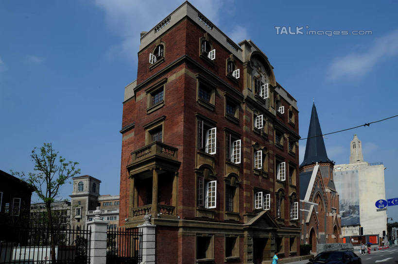 无人,家,横图,室外,白天,仰视,度假,美景,植物,城市风光,标志建筑,城市,地标,建筑,上海,中国,亚洲,阴影,电力,光线,电线,线,影子,房屋,屋子,景观,云,云朵,公寓,建筑群,枝条,电能,线路,云彩,娱乐,建设,洋房,圆明园路,楼房,住宅,树,树木,树枝,蓝色,绿色,白云,蓝天,天空,阳光,自然,天,享受,休闲,景色,放松,生长,晴朗,成长,电,电源,电源线,申,能量,黄浦区,外滩源,圆明园公寓,东亚,上海市,中华人民共和国,沪,华东地区,虬枝,枝杈,晴空,彩图,低角度拍摄,房子,shzxz1