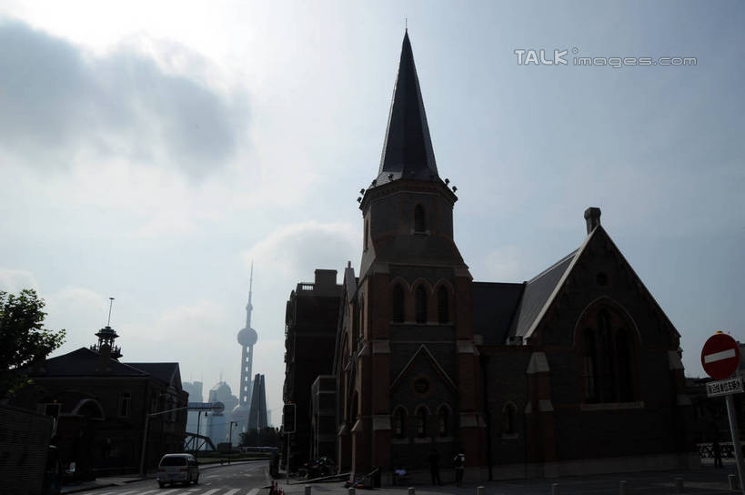 无人,家,横图,室外,白天,仰视,度假,美景,植物,城市风光,标志建筑,城市,地标,建筑,上海,中国,亚洲,阴影,光线,影子,房屋,屋子,景观,云,云朵,公寓,建筑群,背光,云彩,娱乐,建设,东方明珠,浦东,洋房,圆明园路,楼房,住宅,树,树木,蓝色,绿色,白云,蓝天,天空,阳光,自然,天,享受,休闲,景色,放松,生长,晴朗,成长,申,逆光,黄浦区,浦东新区,外滩源,圆明园公寓,东亚,东方明珠广播电视塔,东方明珠电视塔,上海市,中华人民共和国,沪,华东地区,晴空,彩图,低角度拍摄,房子,shzxz1