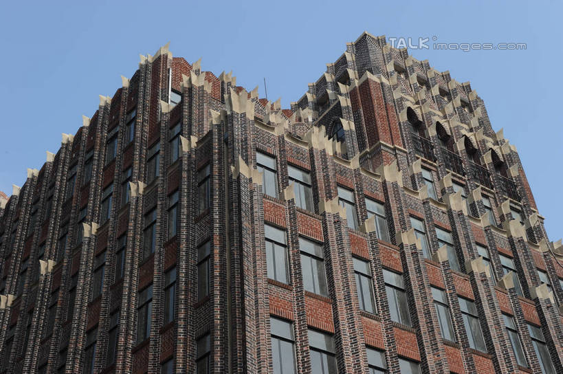 无人,家,横图,室外,白天,仰视,度假,美景,城市风光,标志建筑,城市,地标,建筑,上海,中国,亚洲,阴影,光线,影子,房屋,屋子,景观,公寓,建筑群,娱乐,建设,洋房,圆明园路,楼房,住宅,蓝色,蓝天,天空,阳光,天,享受,休闲,景色,放松,晴朗,申,黄浦区,外滩源,圆明园公寓,东亚,上海市,万里无云,中华人民共和国,沪,华东地区,晴空,晴空万里,彩图,低角度拍摄,房子,shzxz1