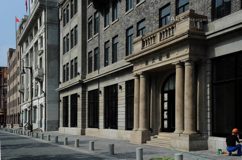 无人,家,横图,室外,白天,仰视,度假,美景,城市风光,标志建筑,城市,地标,建筑,旗帜,上海,中国,亚洲,阴影,光线,标志,旗杆,文字,影子,字符,房屋,屋子,景观,公寓,建筑群,娱乐,标识,旗子,建设,洋房,圆明园路,楼房,住宅,蓝色,蓝天,天空,阳光,天,享受,休闲,汉字,景色,放松,晴朗,申,中文,黄浦区,外滩源,协进大楼,东亚,上海市,万里无云,中华人民共和国,沪,华东地区,国文,华文,旌旗,旗号,晴空,晴空万里,彩图,低角度拍摄,房子,上海协进大楼,shzxz1