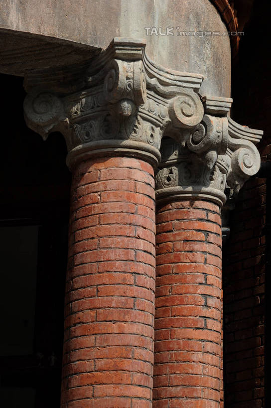 无人,家,竖图,室外,特写,白天,仰视,度假,绘画,建材,美景,窗户,城市风光,标志建筑,城市,地标,建筑,雕塑,上海,中国,亚洲,艺术,装饰,标志,材料,雕刻,雕像,浮雕,文字,砖,砖块,字符,房屋,墙,屋子,景观,公寓,建筑群,文化,娱乐,标识,建设,洋房,圆明园路,楼房,玻璃窗,墙壁,墙面,住宅,工艺品,享受,休闲,汉字,砖头,景色,放松,建造,红砖,纪念,美术,申,中文,主题,陈列,黄浦区,外滩源,圆明园公寓,东亚,上海市,中华人民共和国,沪,华东地区,功能,美学,国文,华文,石料,画画,彩图,低角度拍摄,房子,砌墙砖,shzxz1