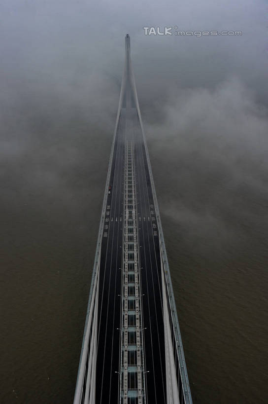 无人,竖图,俯视,航拍,室外,白天,旅游,度假,日出,河流,水,太阳,雾,标志建筑,大桥,道路,地标,建筑,立交桥,路,桥梁,公路,上海,中国,亚洲,朦胧,模糊,河水,水流,高架,斜拉桥,桥,分界线,停车线,朝霞,晨曦,黎明,娱乐,建设,阳光,享受,休闲,旅游胜地,放松,车行道,车行道分界线,申,迷雾,鸟瞰,标线,长江大桥,长江隧道,东亚,车行线,上海长江隧桥,上海市,中华人民共和国,沪,华东地区,崇明县,朝阳,大雾,马路,彩图,高角度拍摄,卯时,破晓,日始,上海长江隧道,shzxz1