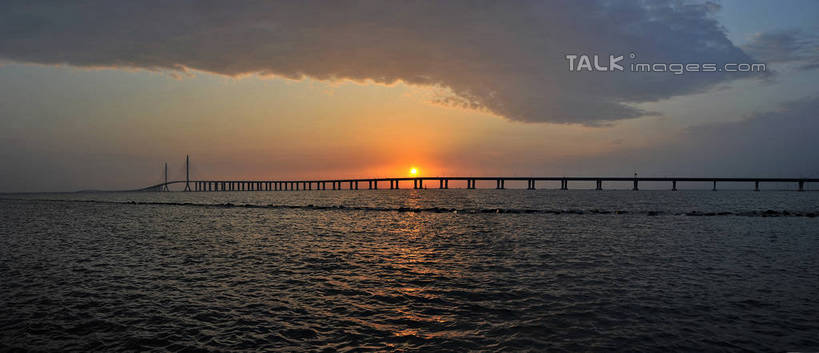 无人,横图,室外,白天,正面,旅游,度假,日出,海浪,海洋,太阳,标志建筑,大桥,地标,建筑,桥梁,上海,中国,亚洲,阴影,光线,影子,浪花,桥,朝霞,晨曦,黎明,娱乐,建设,阳光,海水,享受,休闲,旅游胜地,放松,申,海景,长江大桥,长江隧道,东亚,上海长江隧桥,上海市,跨线桥,中华人民共和国,沪,华东地区,崇明县,大海,风浪,海,海水的波动,近岸浪,涌浪,朝阳,彩图,卯时,破晓,日始,崇明,上海长江隧道,shzxz1